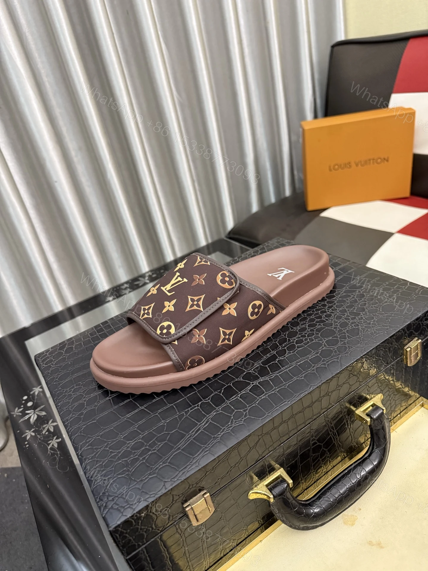 LV 高仿 男款 Monogram拖鞋 經典棕色休閒涼拖 百搭款 — view 1