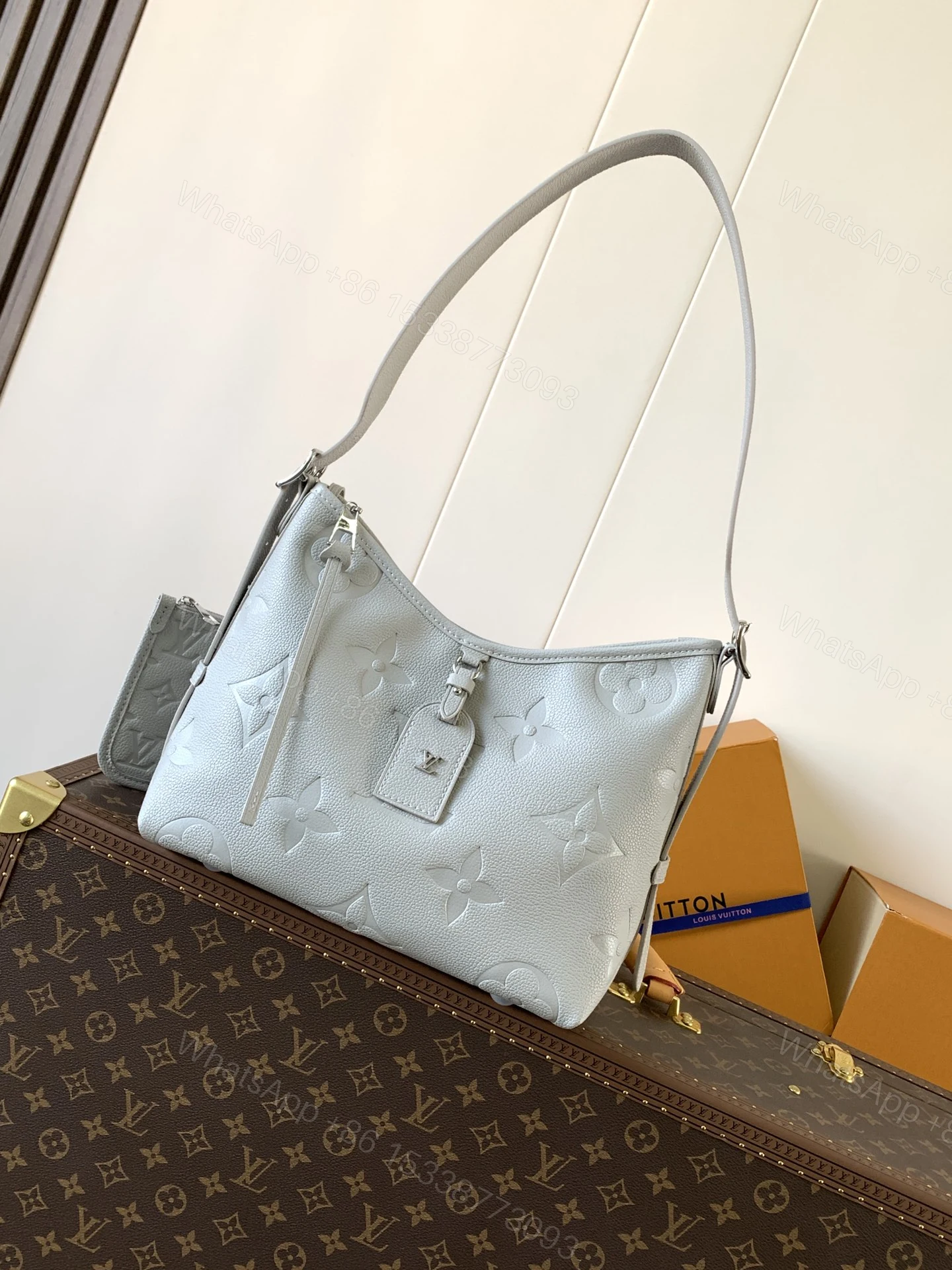 LV 精品仿製 Monogram 壓紋灰白色肩背包 時尚百搭款 — view 1