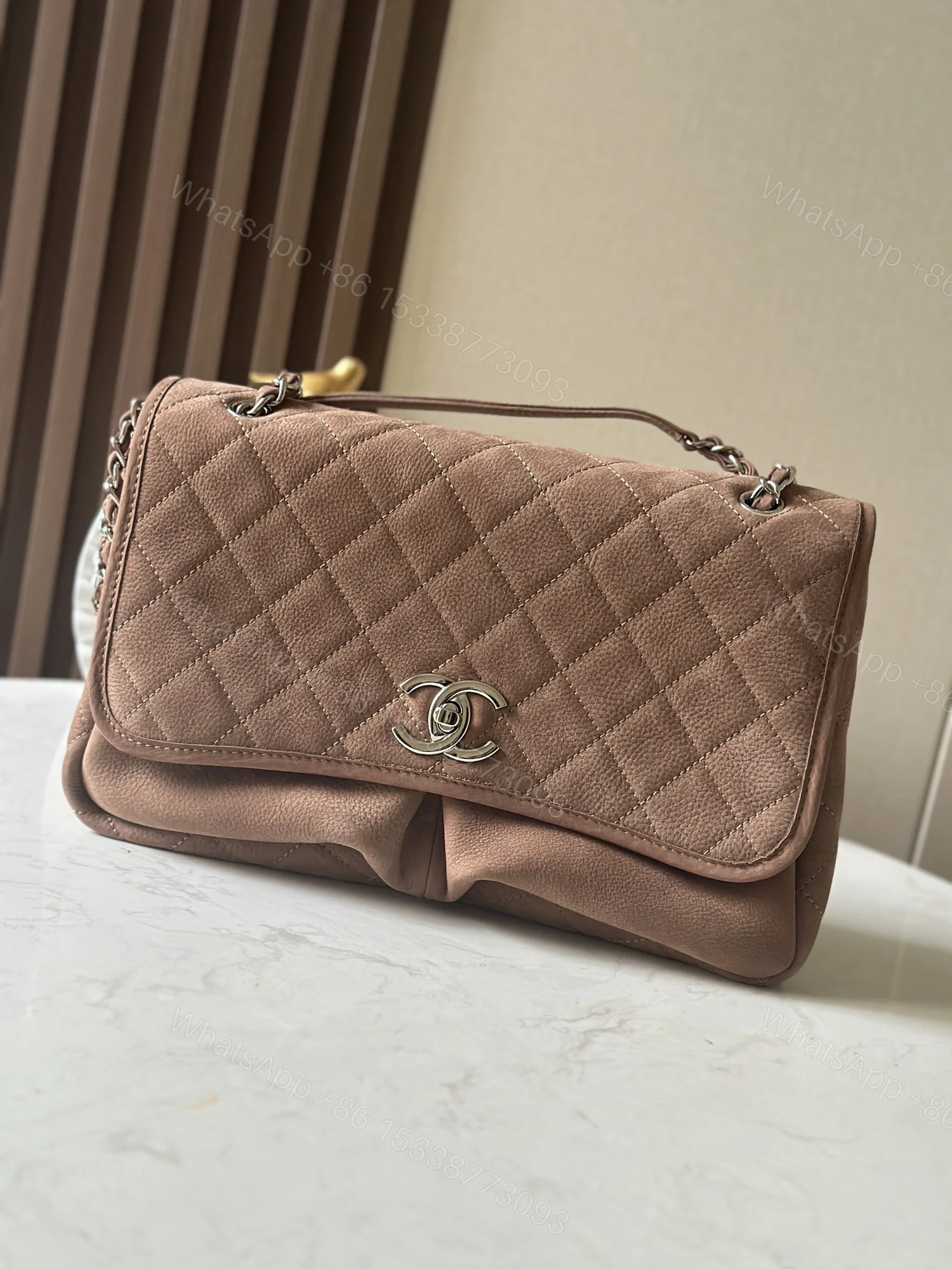 CHANEL 高仿絨面菱格口蓋包 經典雙C扣 棕色優雅手提肩背兩用款 — view 1