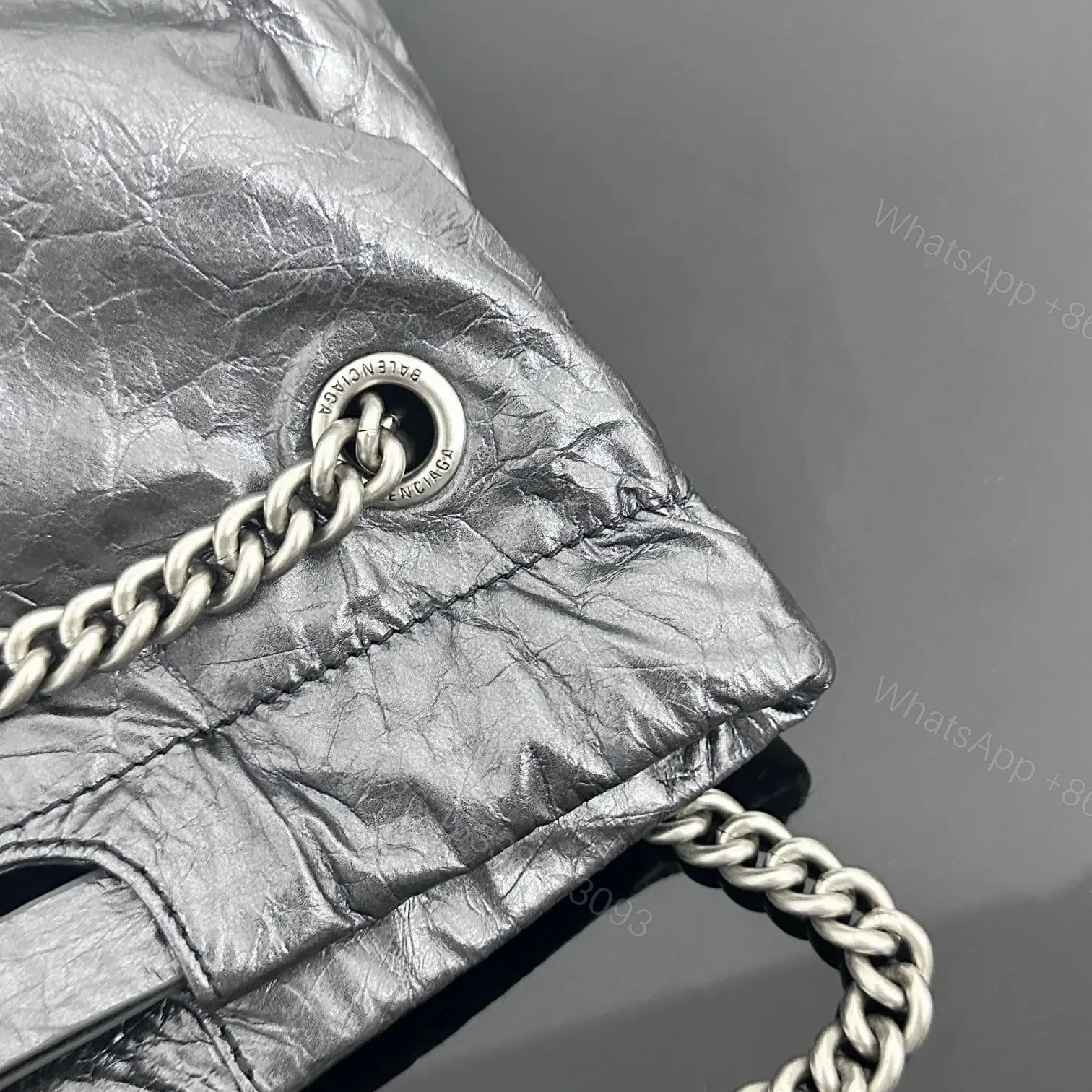View 12 of 高仿Balenciaga2023Crushtote褶皺牛皮購物袋大號