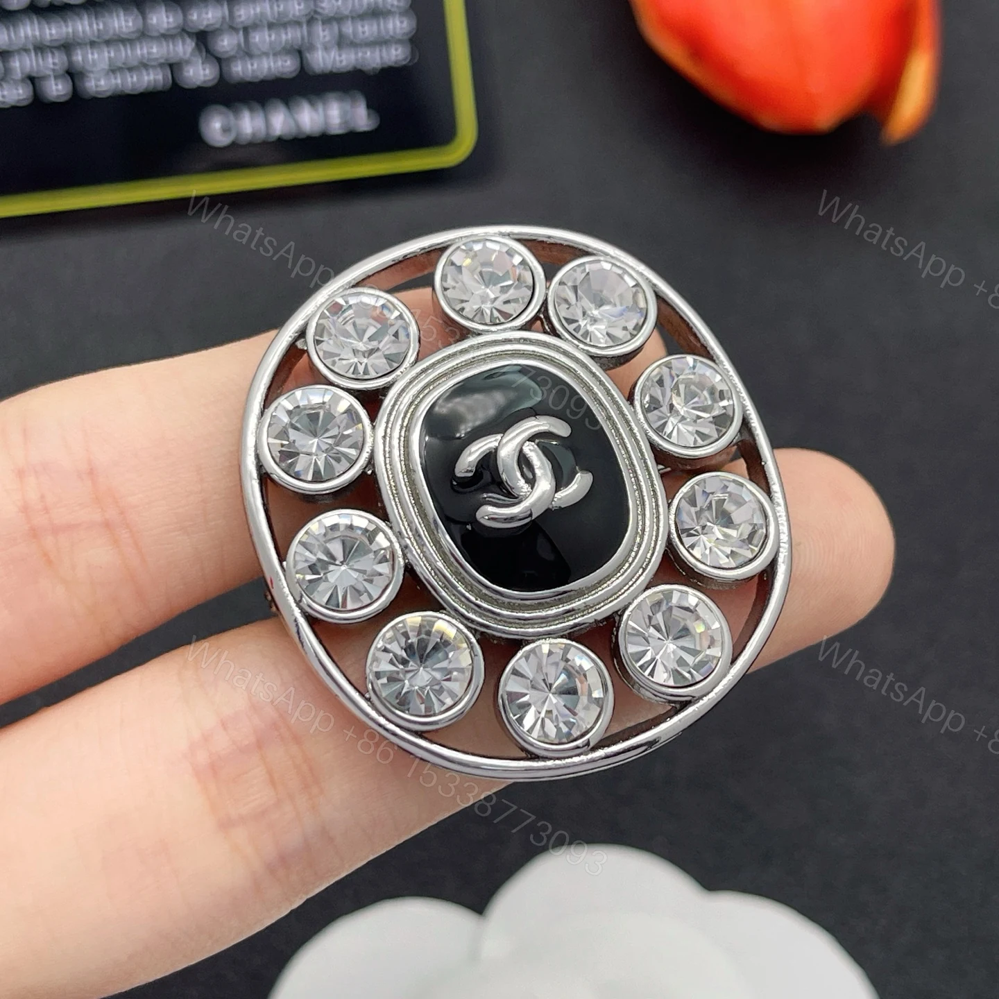 CHANEL 原單 銀色鑽石圓形胸針 女款 冷調亮鑽小香風精品穿搭配件 — view 1