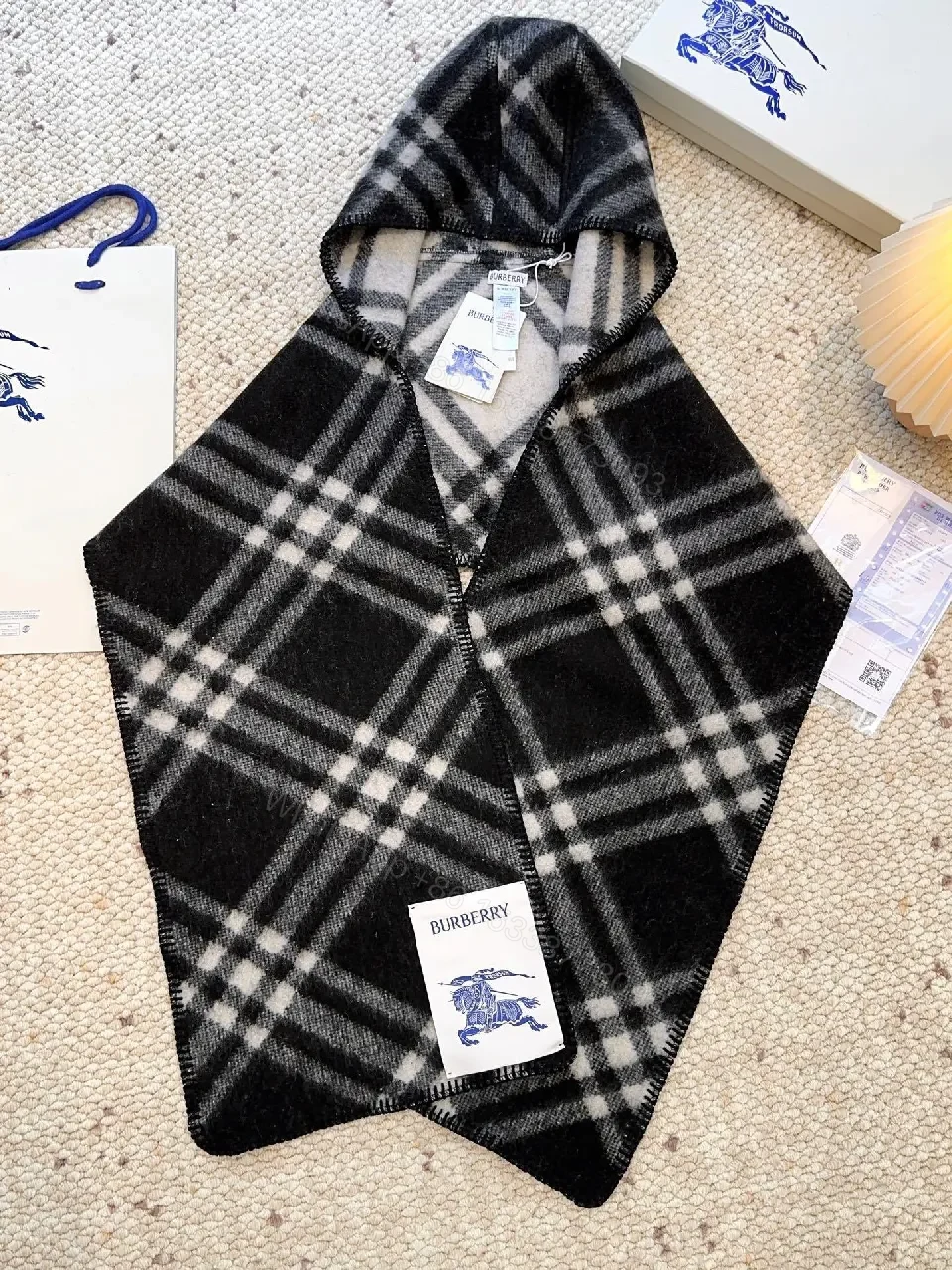 Patterned Wool Hoodie Shawl: Luxe Plaid, Warmth & Zippered Edge — view 1