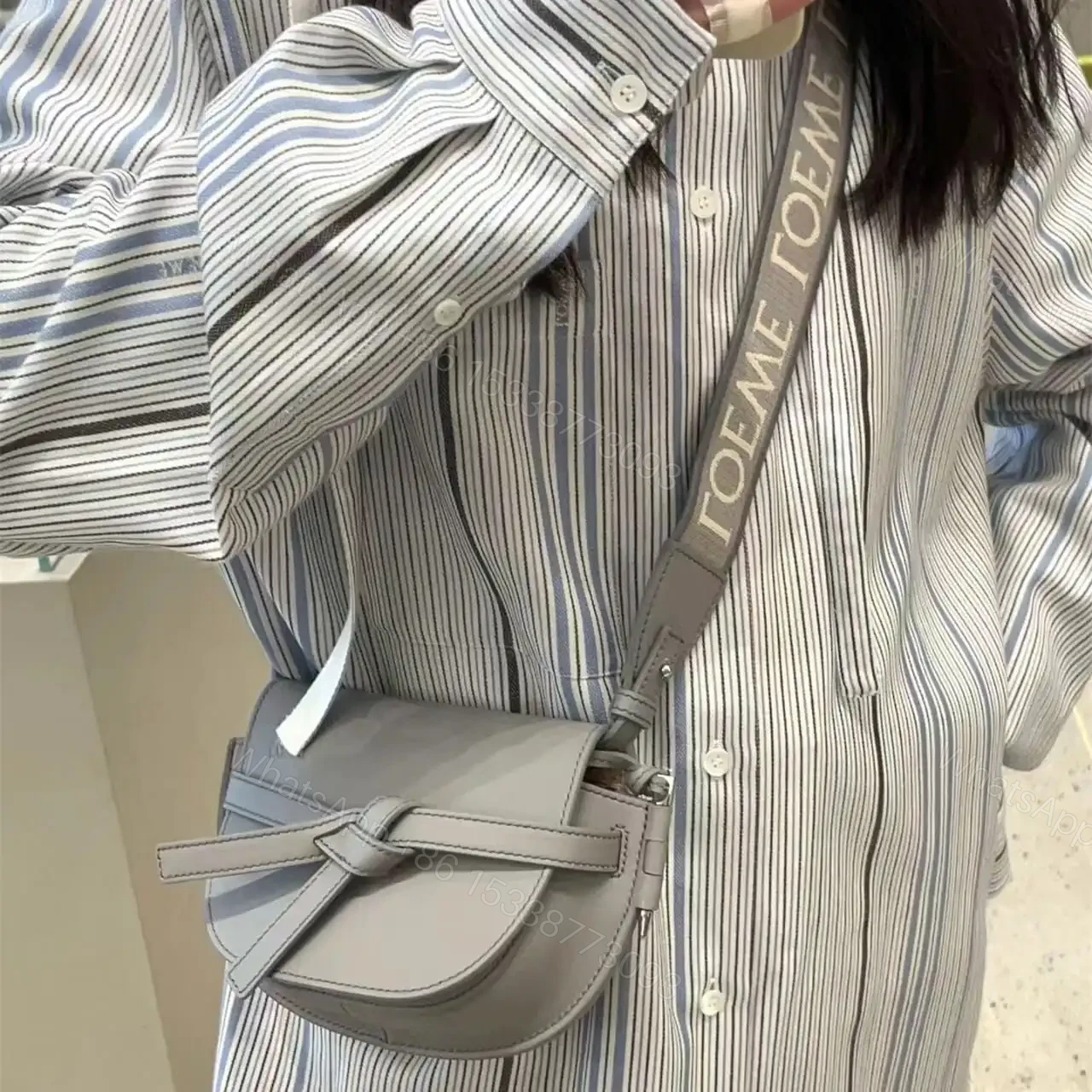 View 18 of 高仿Loewe*Gate系列1150小牛皮斜挎包珠光灰Mini免檢版