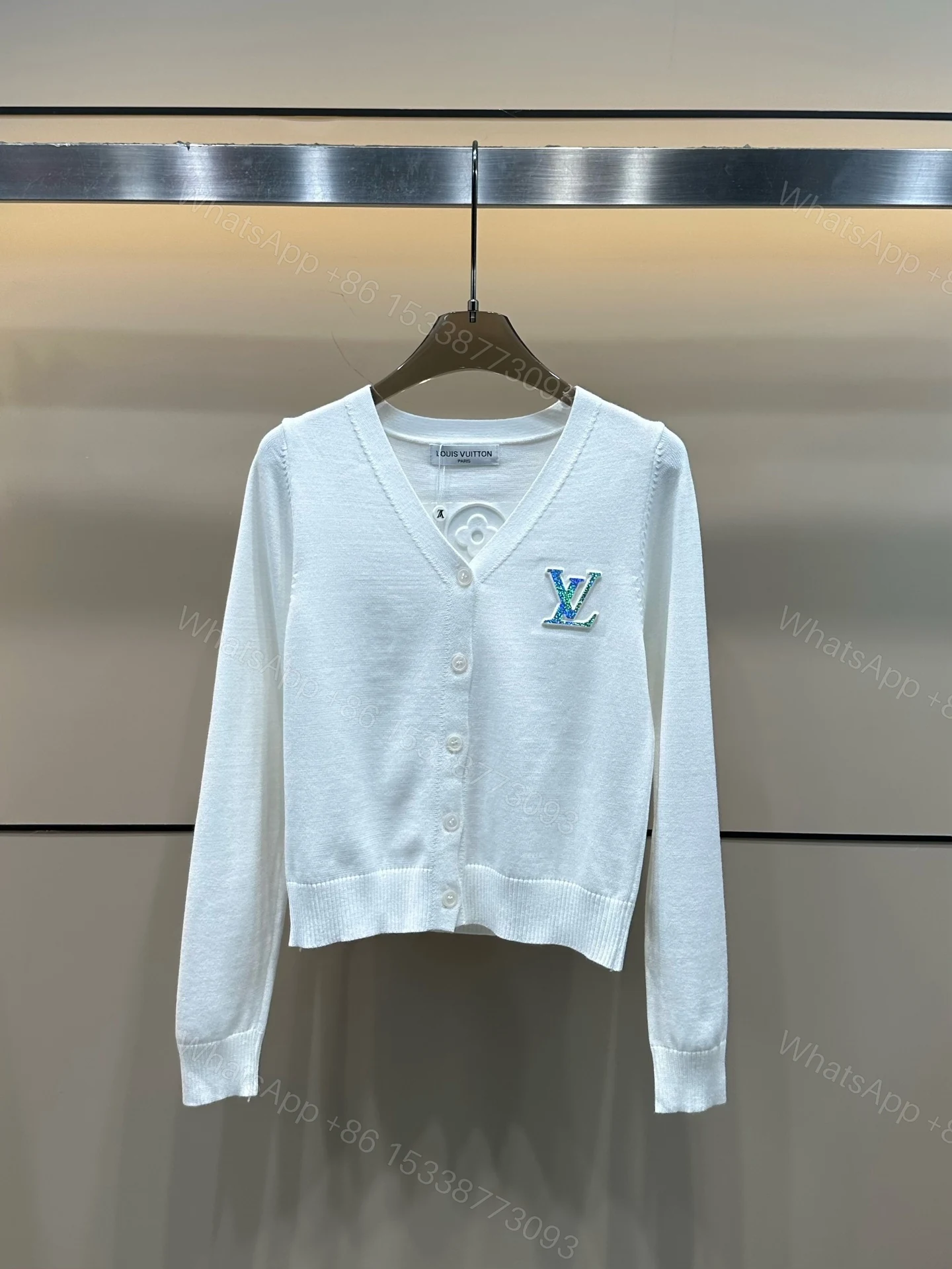 LV一比一白色V領亮片Logo針織開衫外套百搭款 — view 1