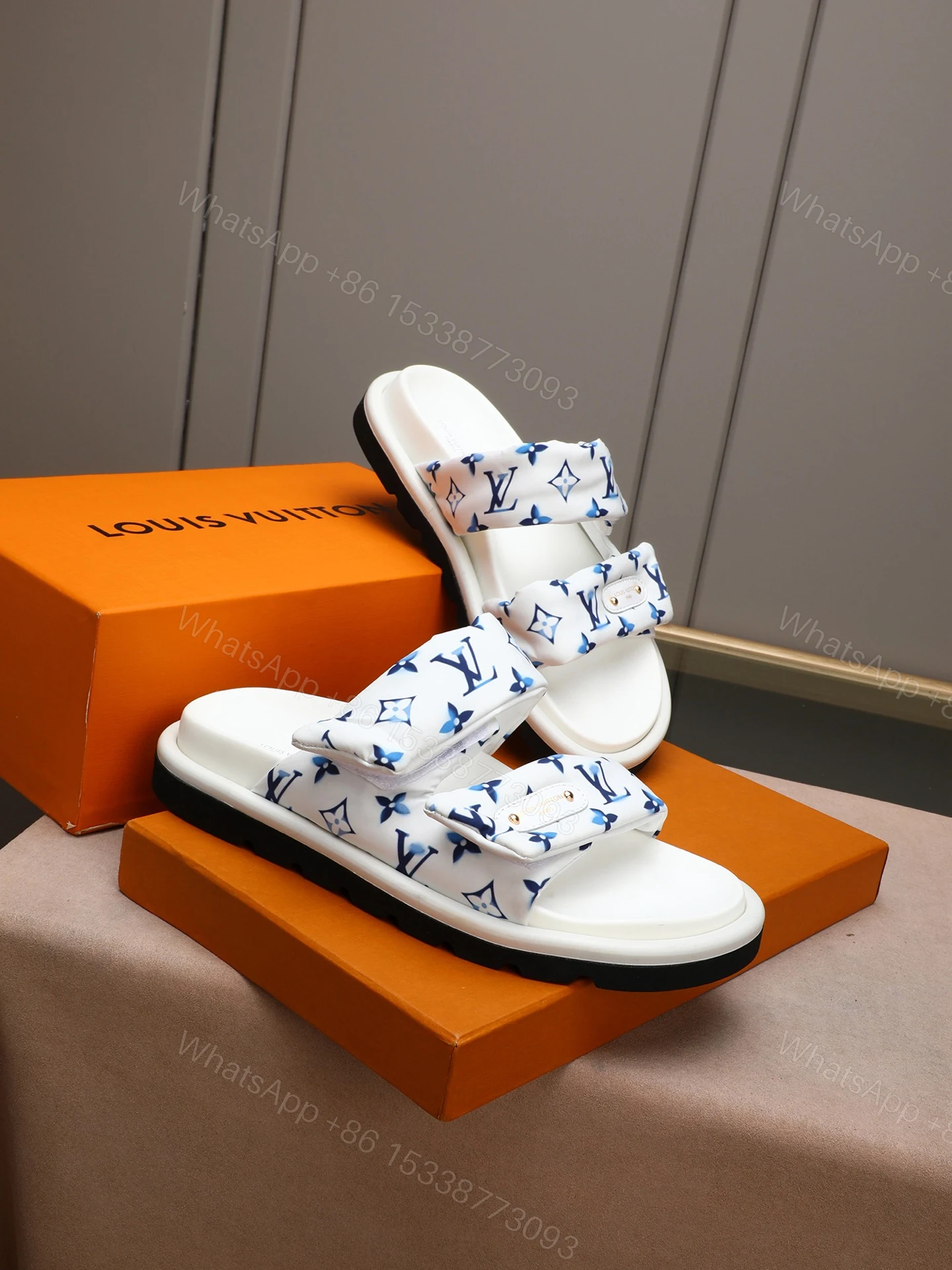 LV 一比一 雙帶字母印花拖鞋 高端厚底休閒涼拖 白色 — view 1