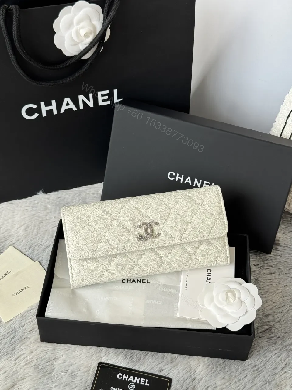 Quilted Luxury Wallet: Subtle CC Hardware, Timeless Style — view 1