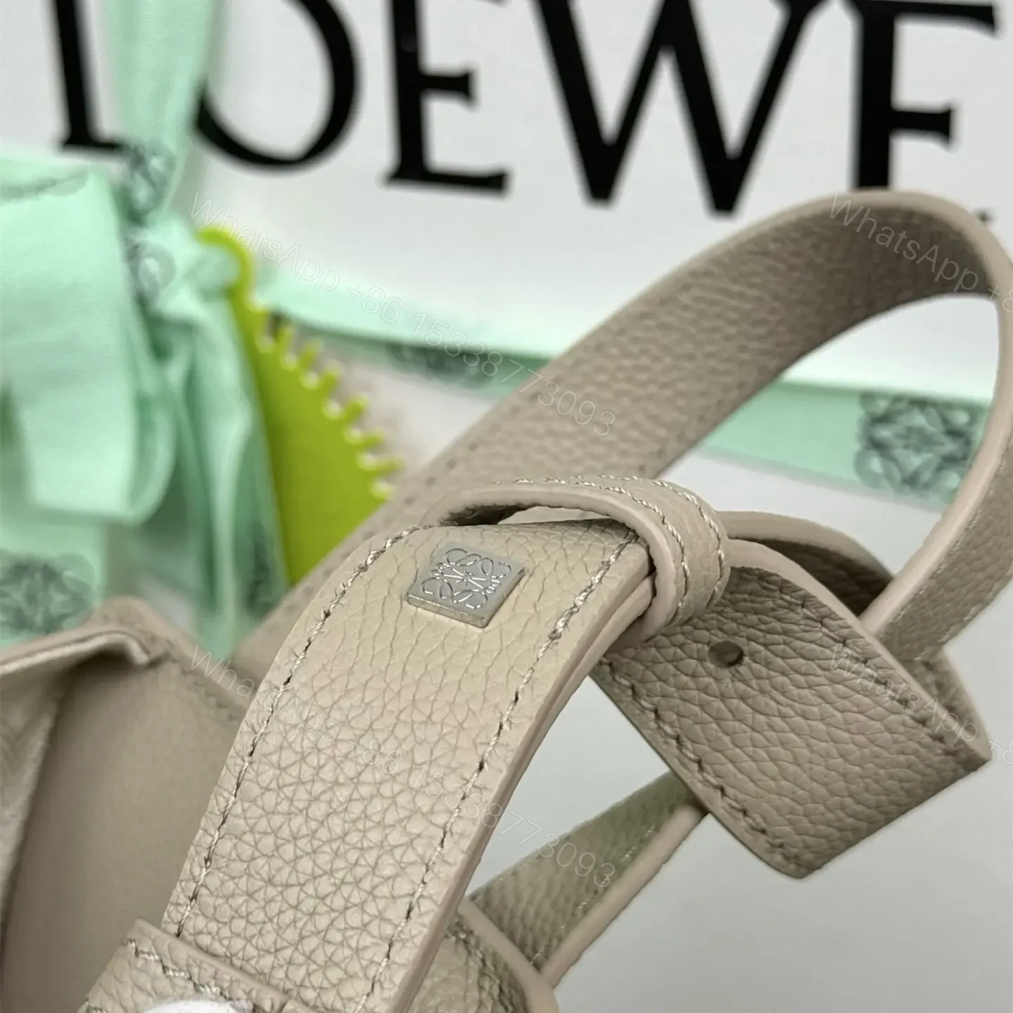 View 13 of 高仿Loewe*Hammock系列5541粒面小牛皮吊床手袋陶土色小號免檢版