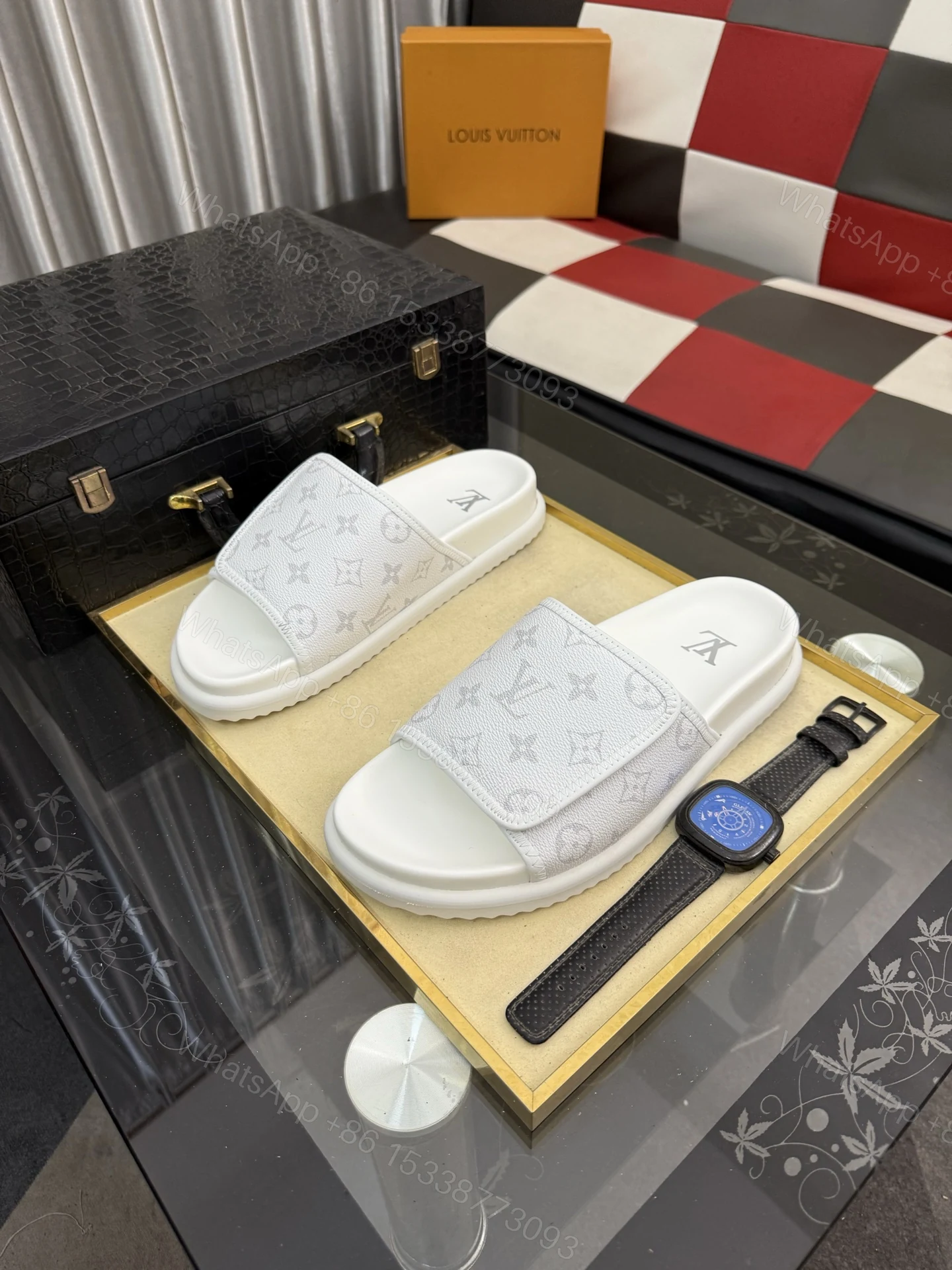 LV 高仿 白色Monogram單帶拖鞋 清爽百搭休閒款 — view 1