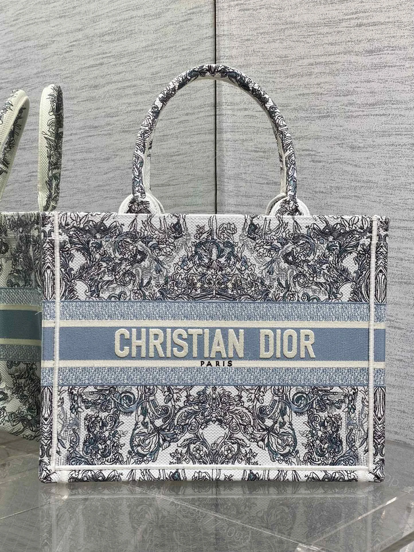 Dior 一比一Book Tote大號托特包 藍白花紋織布設計 — view 1