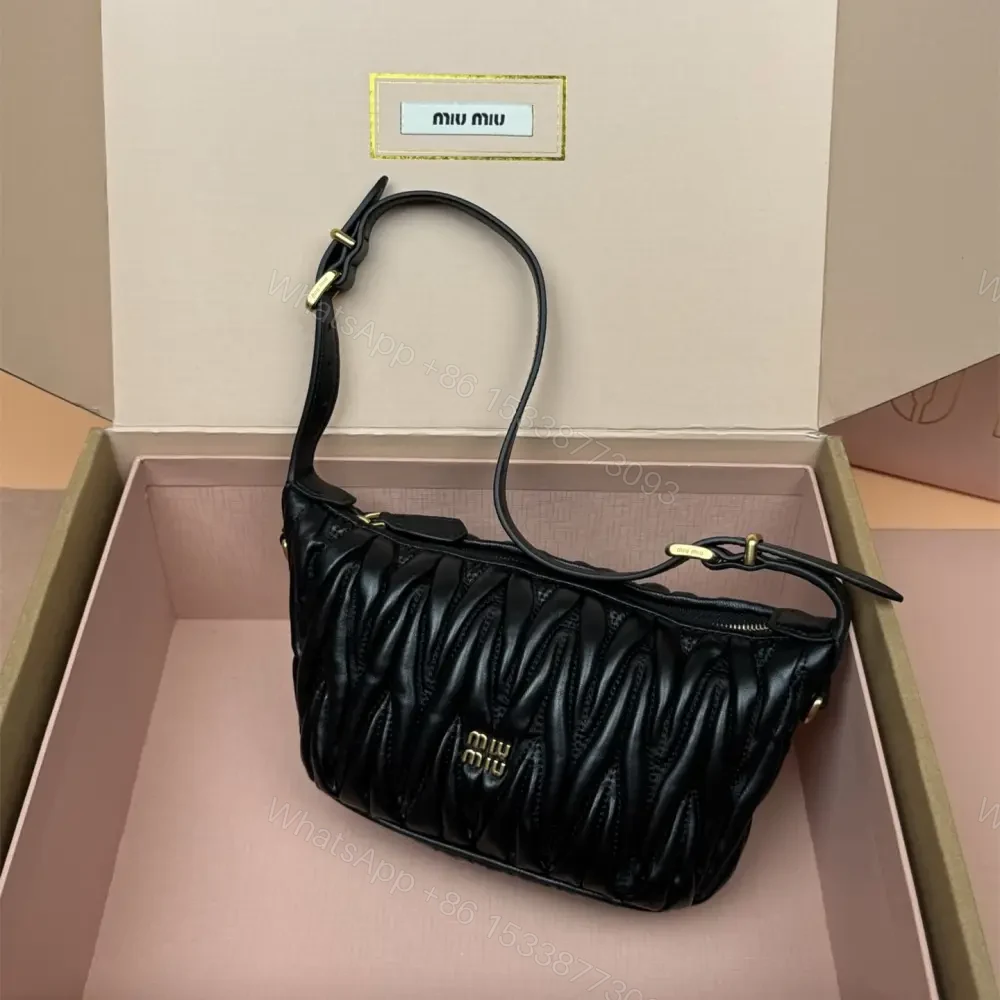 View 9 of 高仿miumiu*5BP100小牛皮元寶手袋黑色免檢版