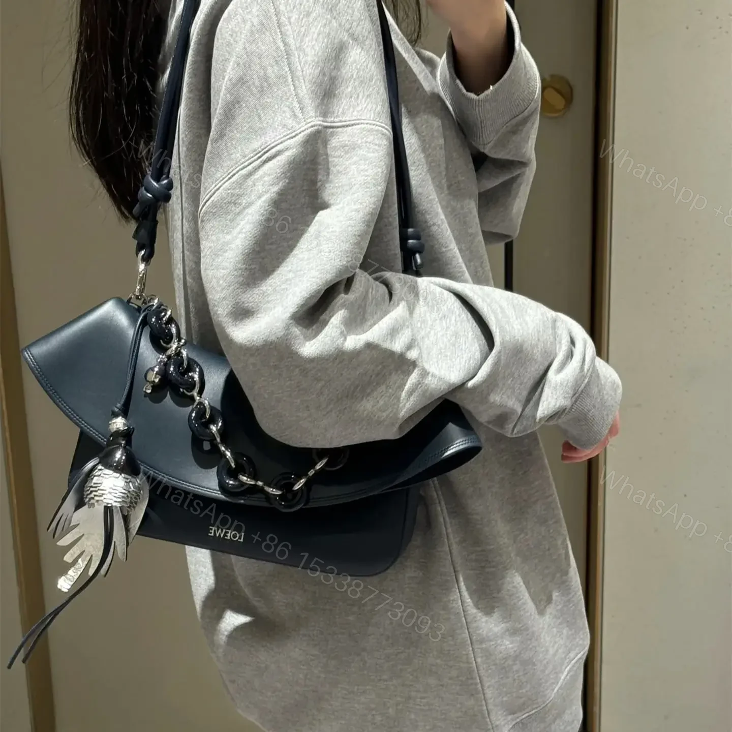 View 20 of 高仿Loewe*Ola系列5544小牛皮腋下包深藍色中號免檢版