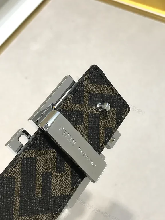 Minimalist Gray Leather Belt with Bold Fendi Buckle - Luxury Style — view 2