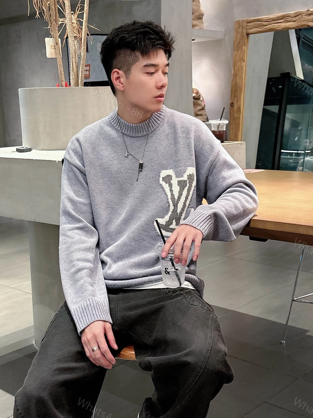 LV A貨灰色大Logo毛衣 簡約寬鬆舒適針織款 — view 1