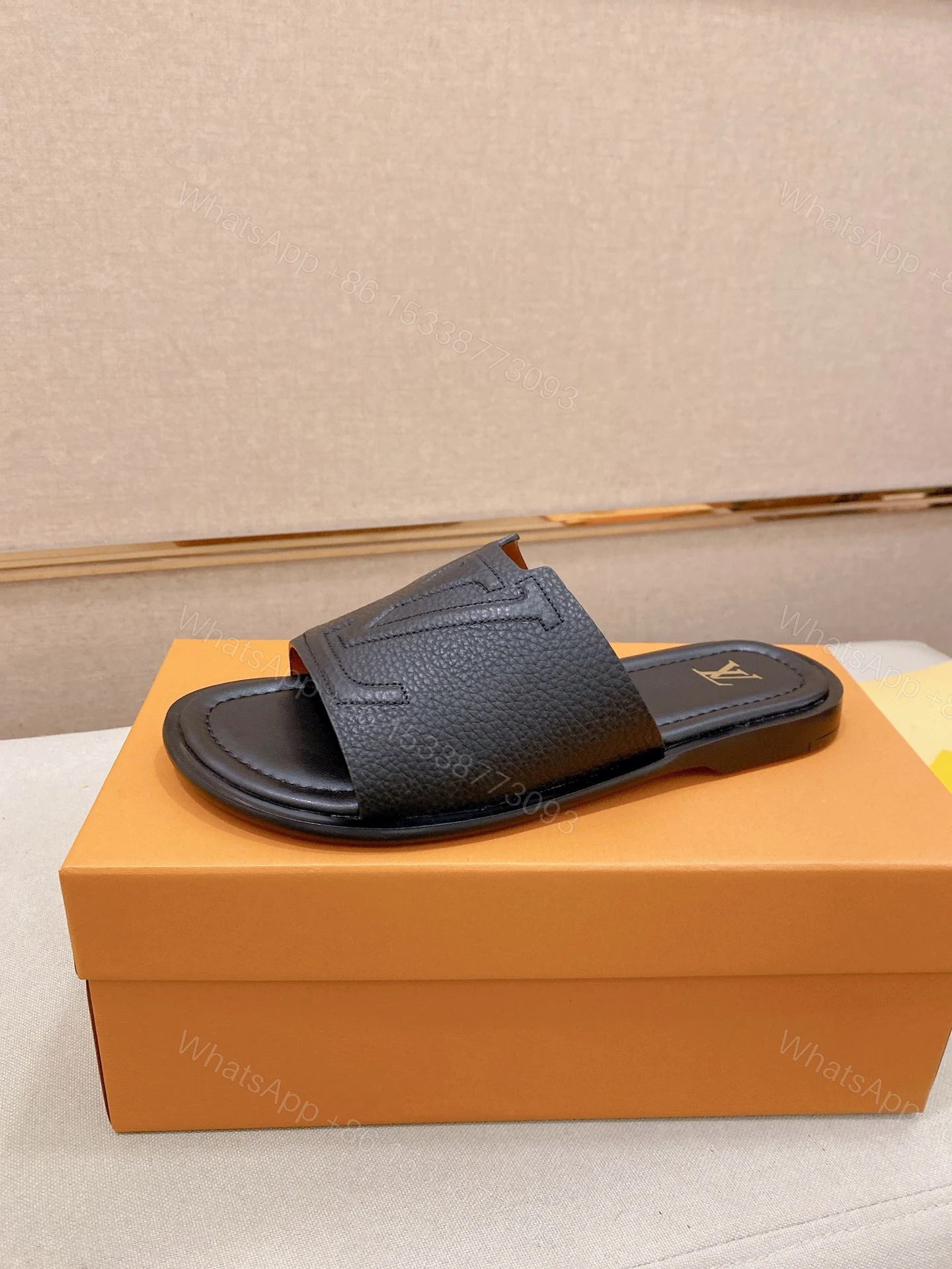LV 高仿 男款皮紋拖鞋 黑色經典款 商務休閒風 — view 1