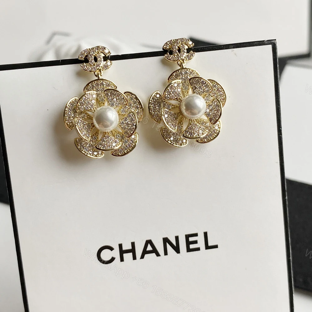 Chanel 高仿 女款珍珠花朵耳環 氣質優雅百搭款 — view 1