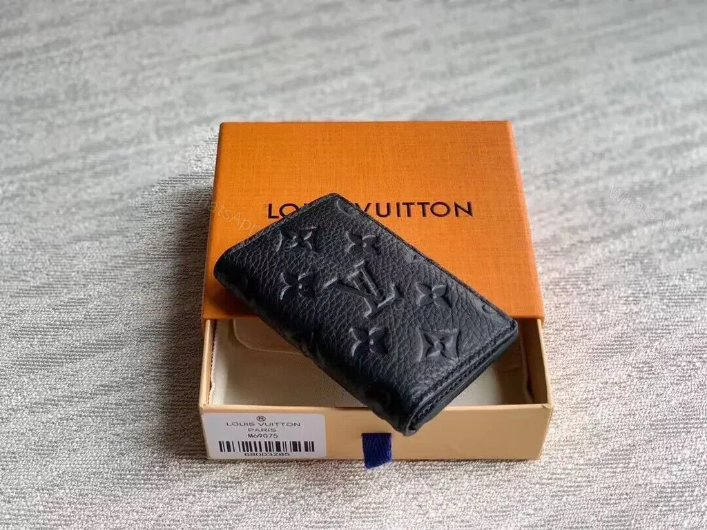 Chic LV Monogram Leather Wallet: Slim, Durable, Elegant — view 1