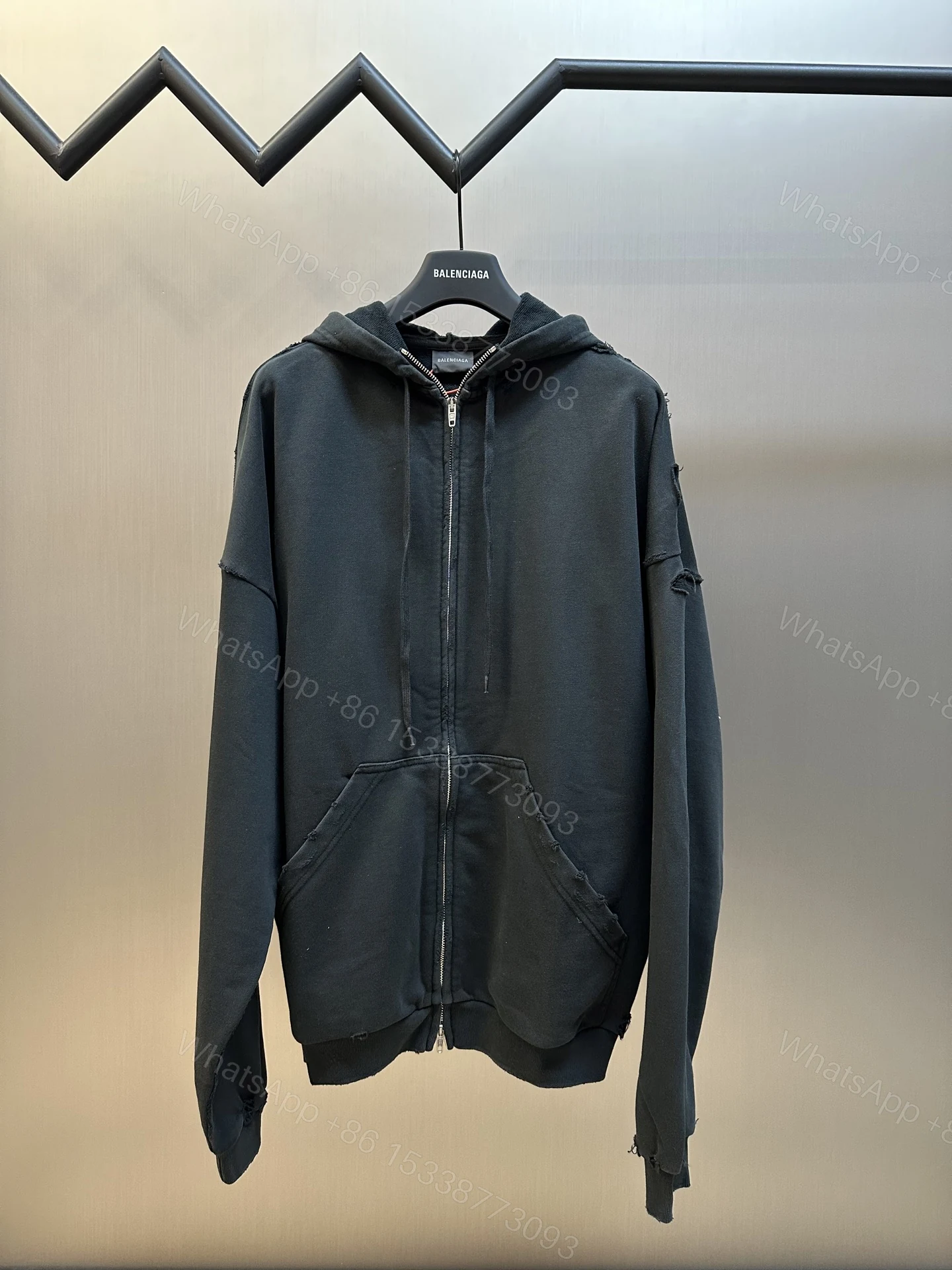 Balenciaga原單男款帽T外套 破壞風街頭感復古設計 — view 1