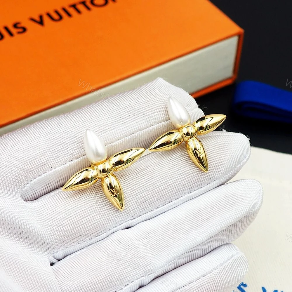 View 5 of LOUIS VUITTON LOUISETTE EARRINGS GOLD AND PEARLY WHITE M00950