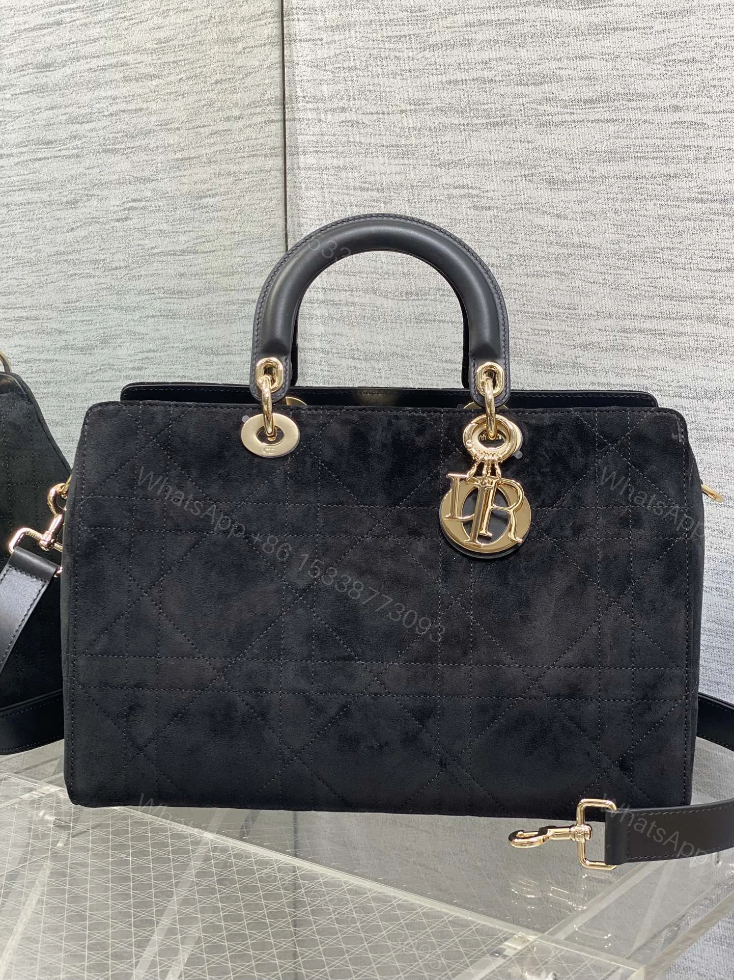 高仿Dior黑色麂皮大號手提包 經典藤格紋金屬吊飾 — view 1