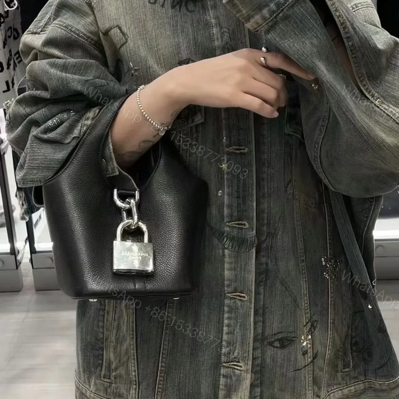 View 13 of 高仿Balenciaga*Locker水桶包2024早春XS