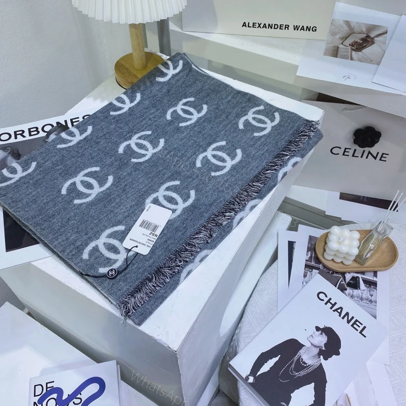 View 4 of EN – Luxury CHL Scarf 010