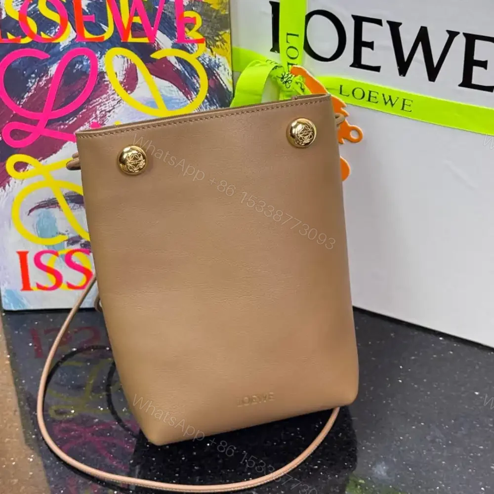 View 4 of 高仿Loewe*Pebble系列3980小牛皮斜跨包橡木色免檢版