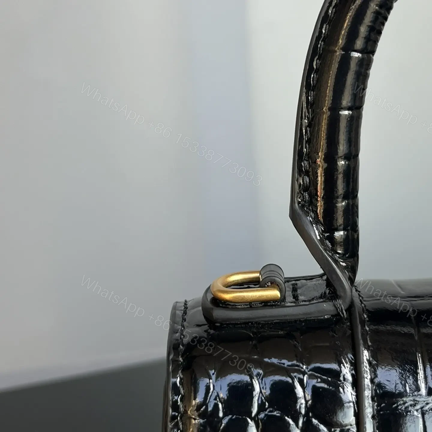 View 15 of 高仿BalenciagaHourglass系列鱷魚皮沙漏包S