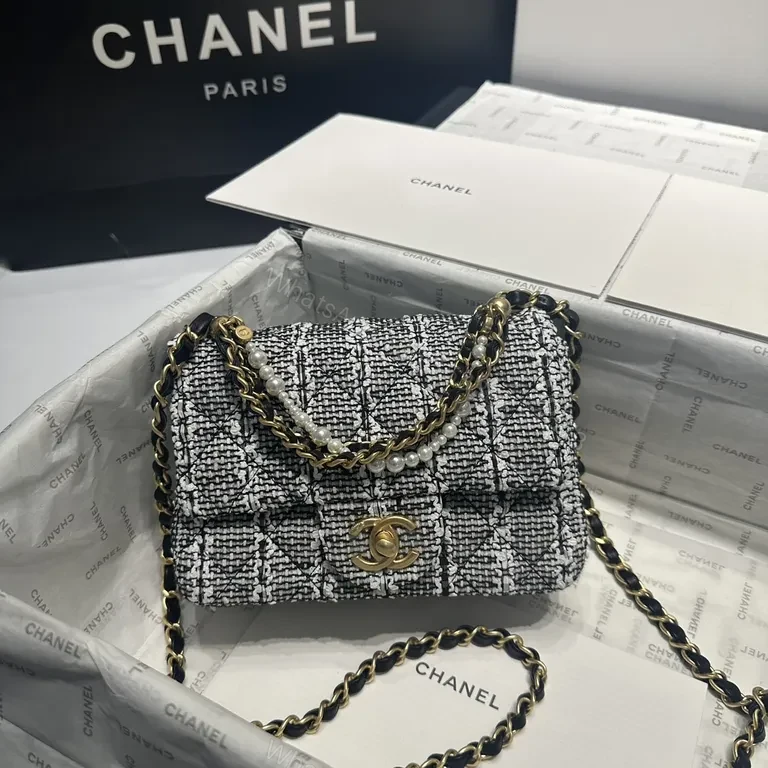View 7 of Textured Chain-Detail Bag: Modern Luxury Everyday Sophistication