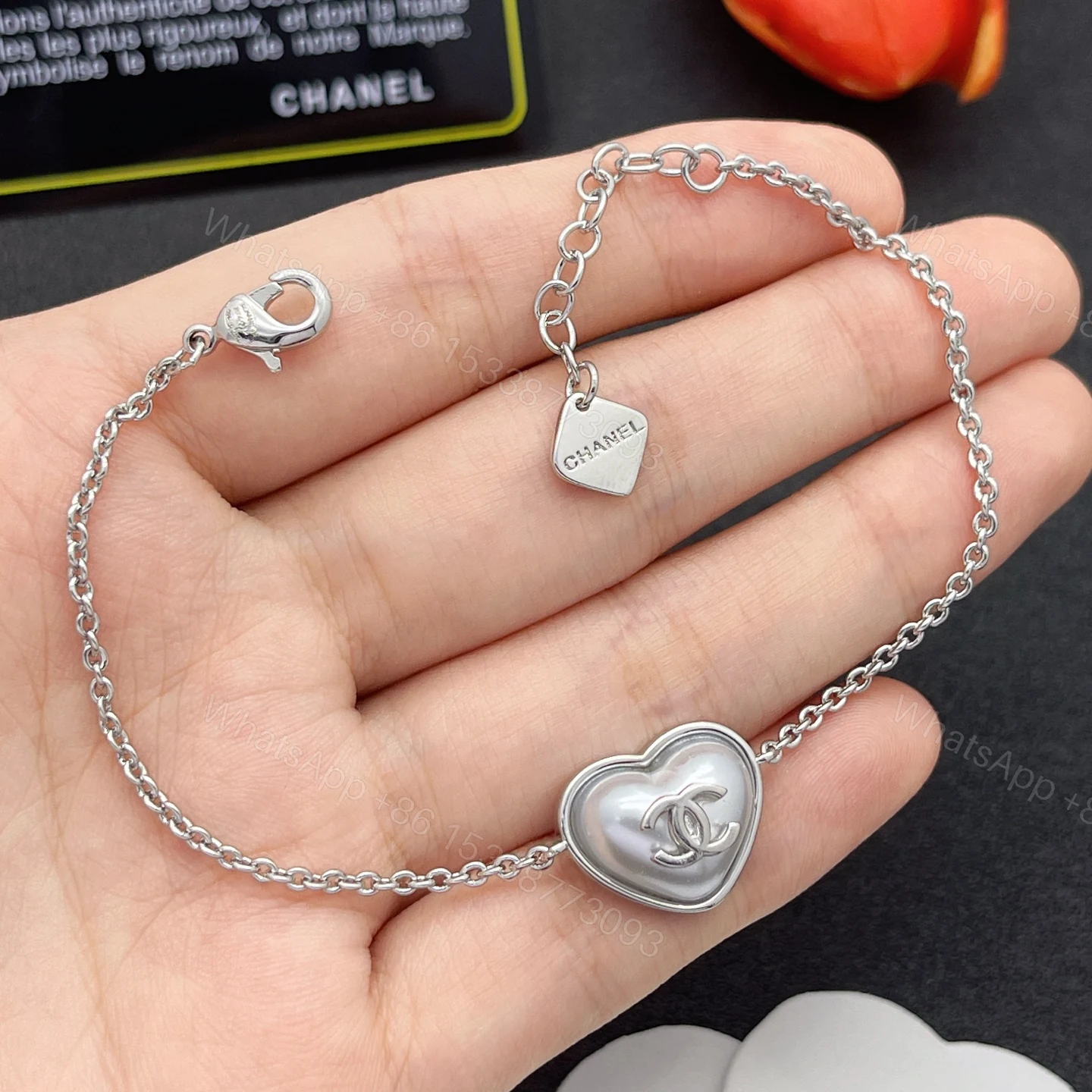 CHANEL 高仿 愛心造型銀色耳環 女款 氣質百搭小香風飾品 — view 1