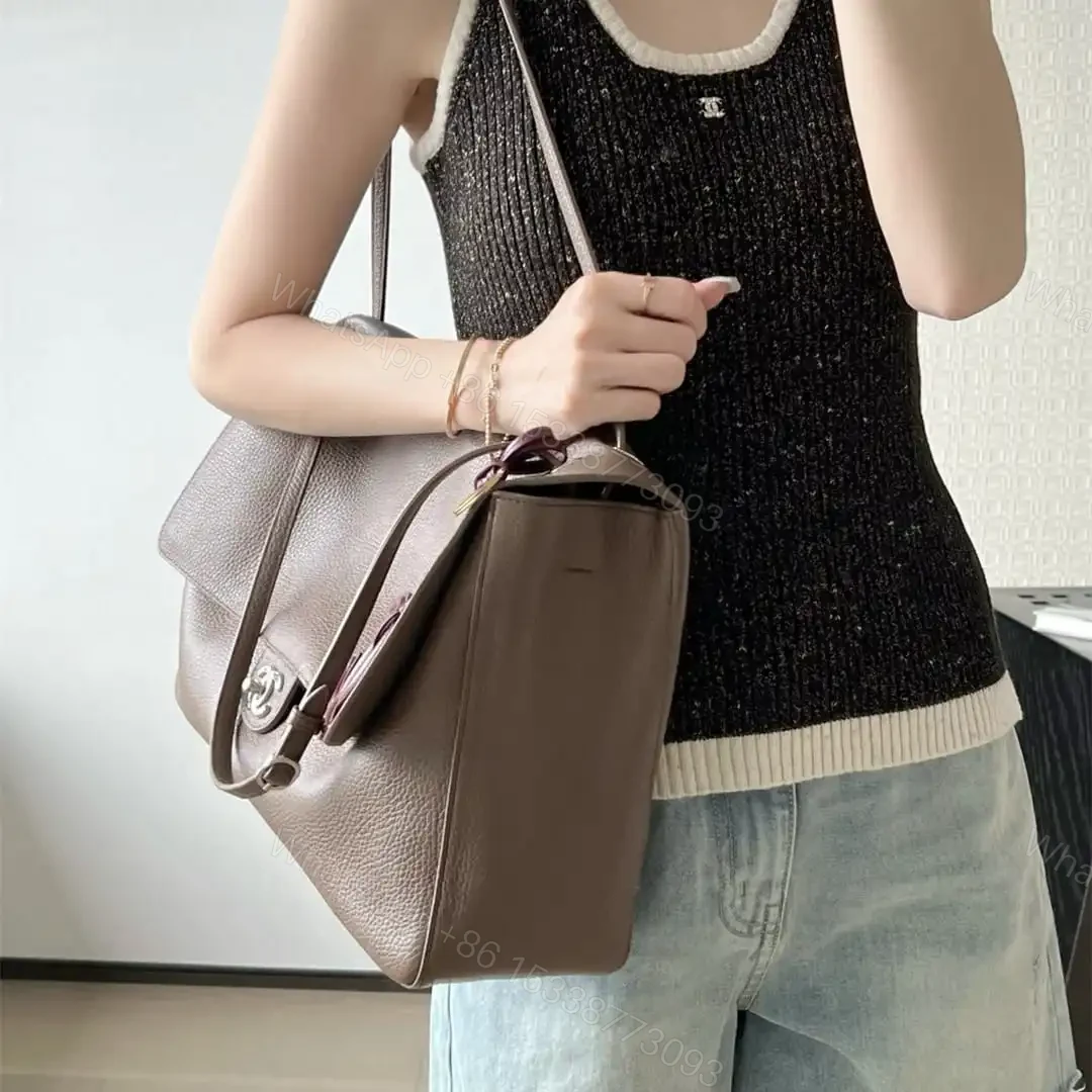 View 19 of 高仿Chanel*26S系列AS6233粒面小牛皮翻蓋包淺棕色超大號免檢版