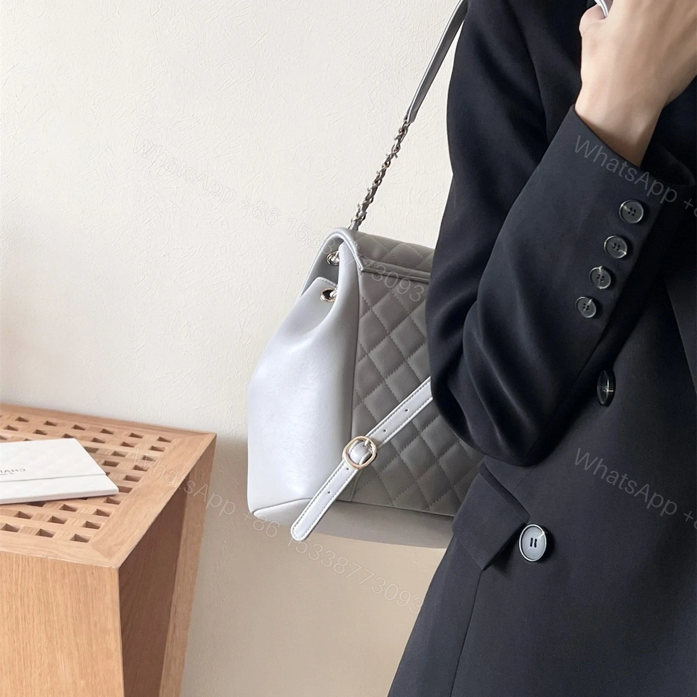 View 13 of 高仿Chanel*24K系列AS2908小牛皮淡灰雙肩包大號免檢版