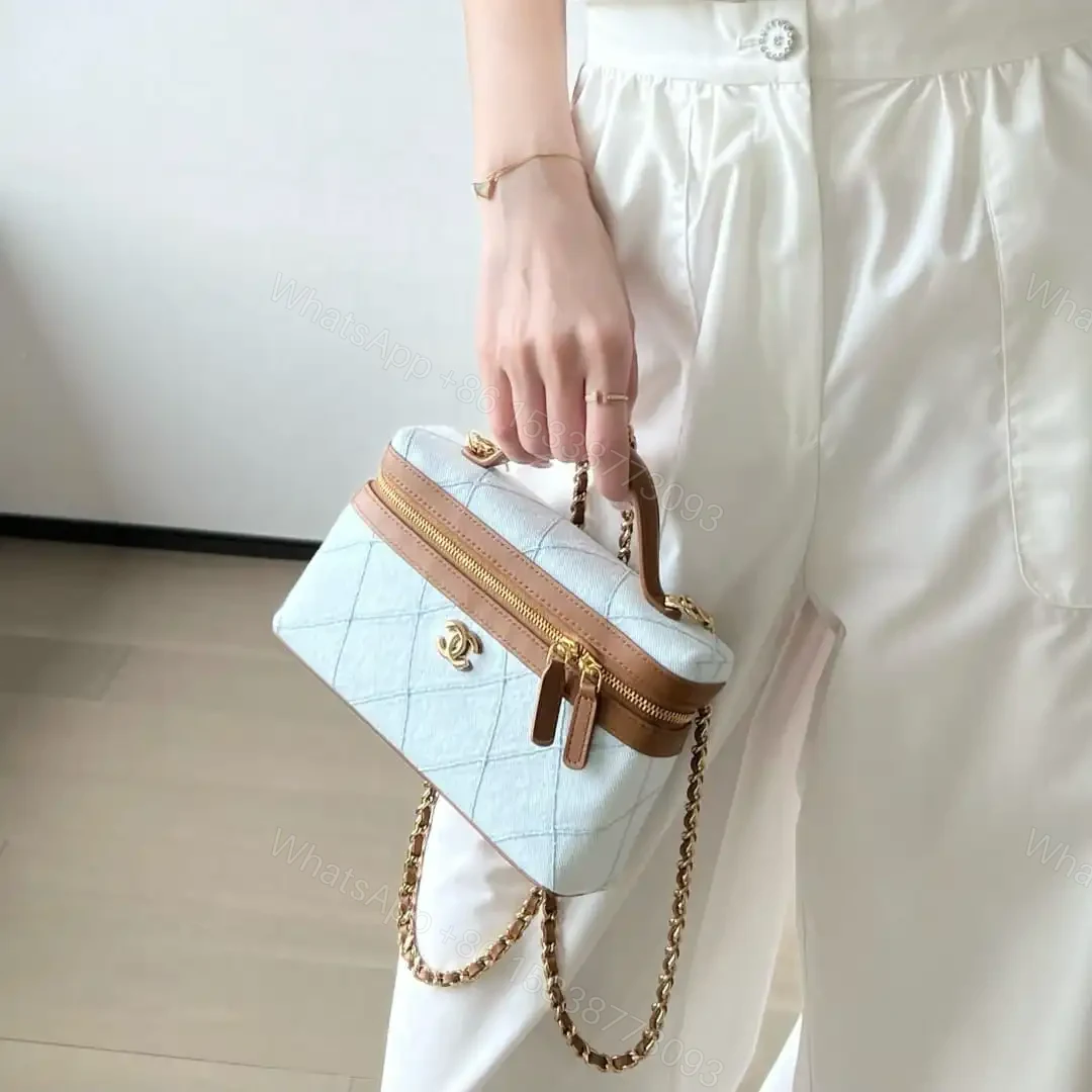 View 25 of 高仿Chanel*26M系列AP5184牛仔布拼皮化妝包沙灘色免檢版
