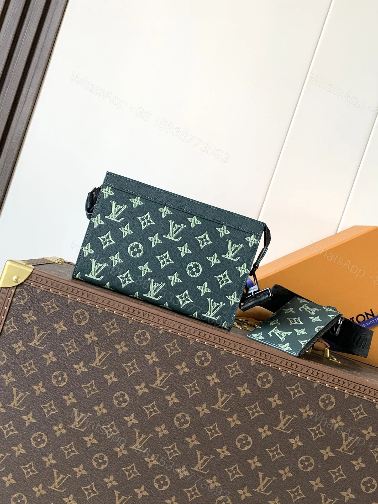 LV 一比一 男款 Monogram 綠色印花斜背包 時尚通勤包 — view 1