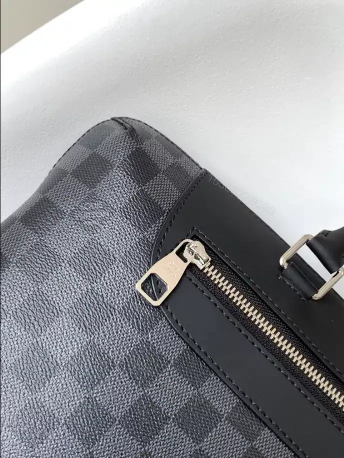 View 6 of LOUIS VUITTON PORTE-DOCUMENTS JOUR – LBV396