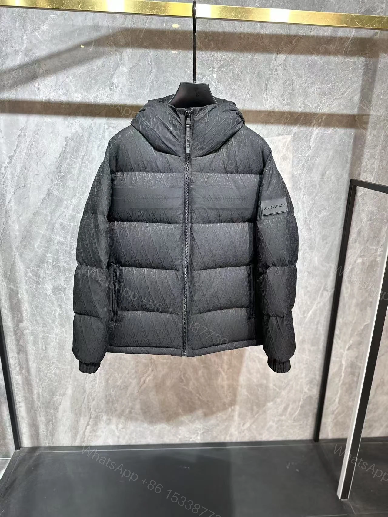 LV高仿立體壓紋羽絨外套 黑色連帽防風保暖夾克 — view 1