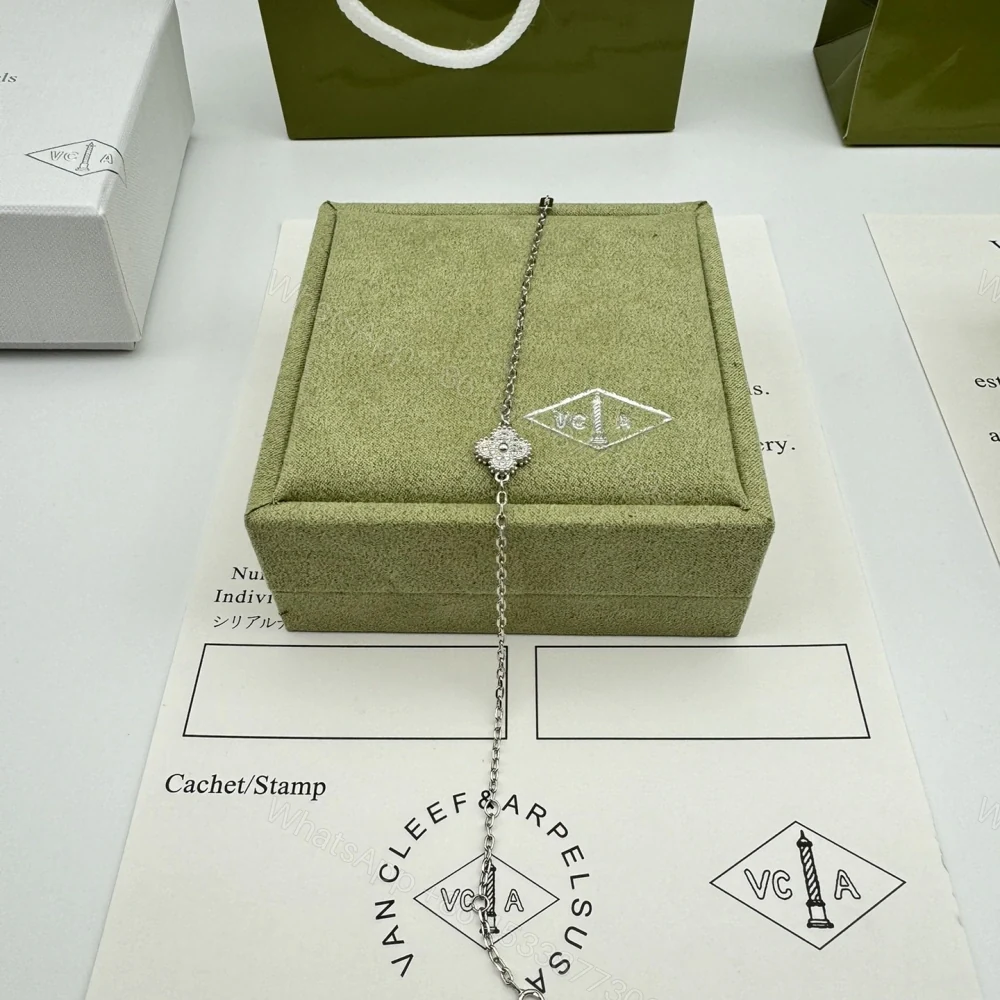 View 2 of 高仿首飾VanCleef&Arpels*RO85600鑽石單花白金手鏈