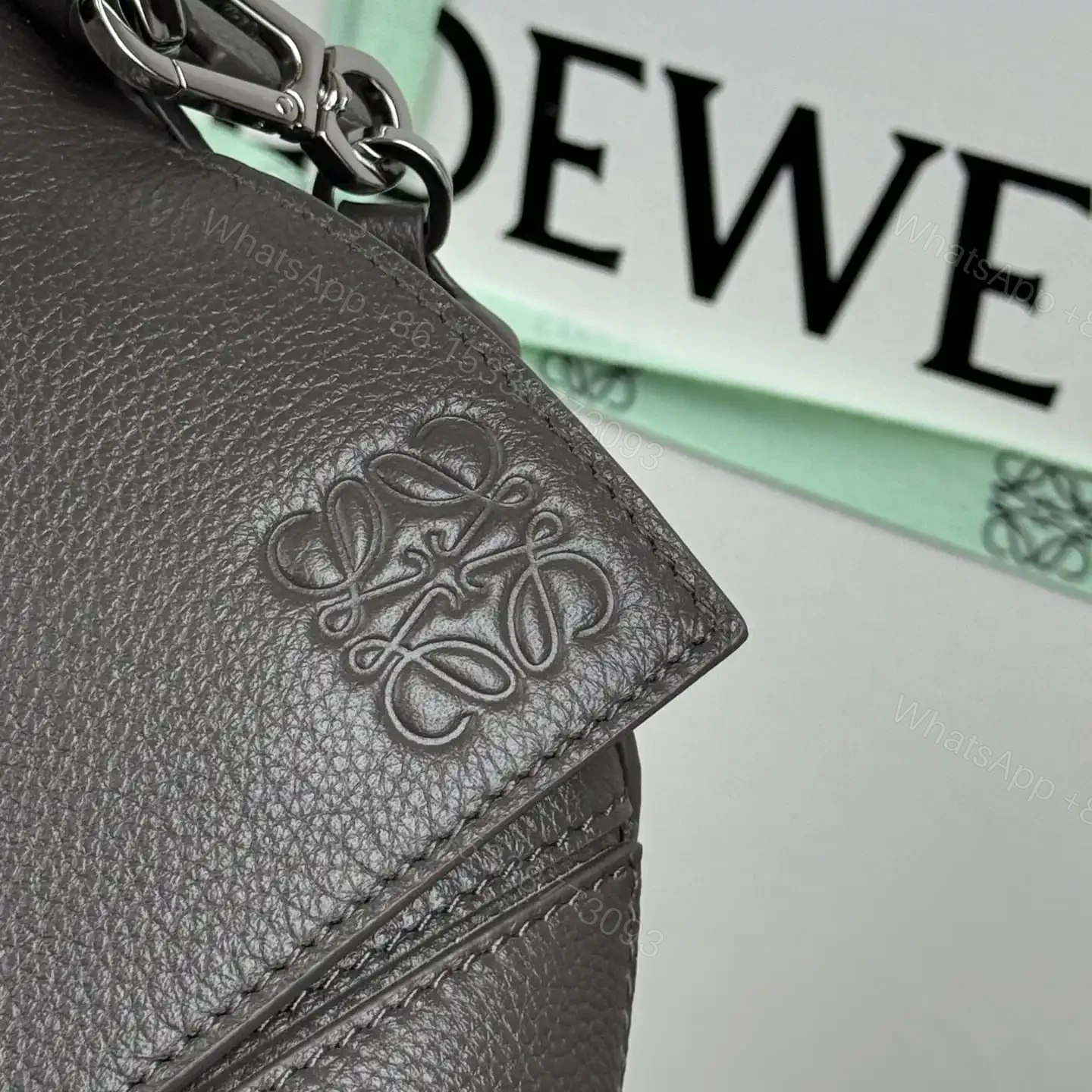 View 8 of 高仿Loewe*Puzzle系列1220小牛皮斜挎包深灰色大號免檢版