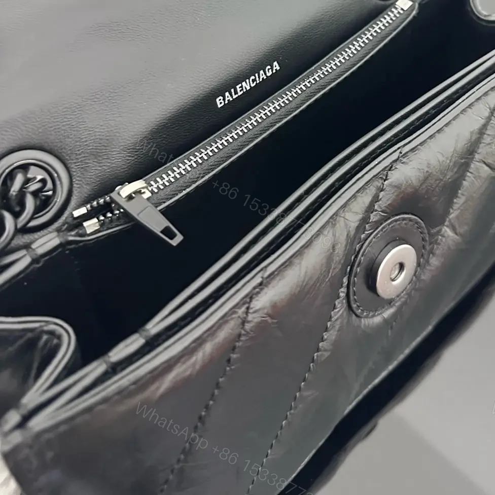 View 9 of 高仿BalenciagaCrush沙漏包油蠟黑XS