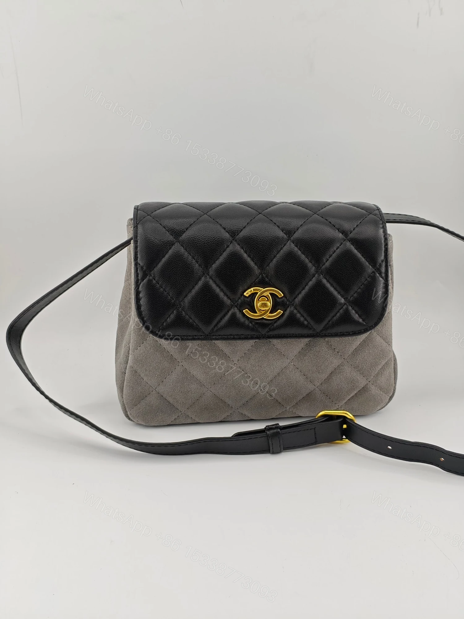 CHANEL高仿拼色菱格單肩包 灰絨拼黑皮設計 搭配金色雙C扣 經典款 — view 1