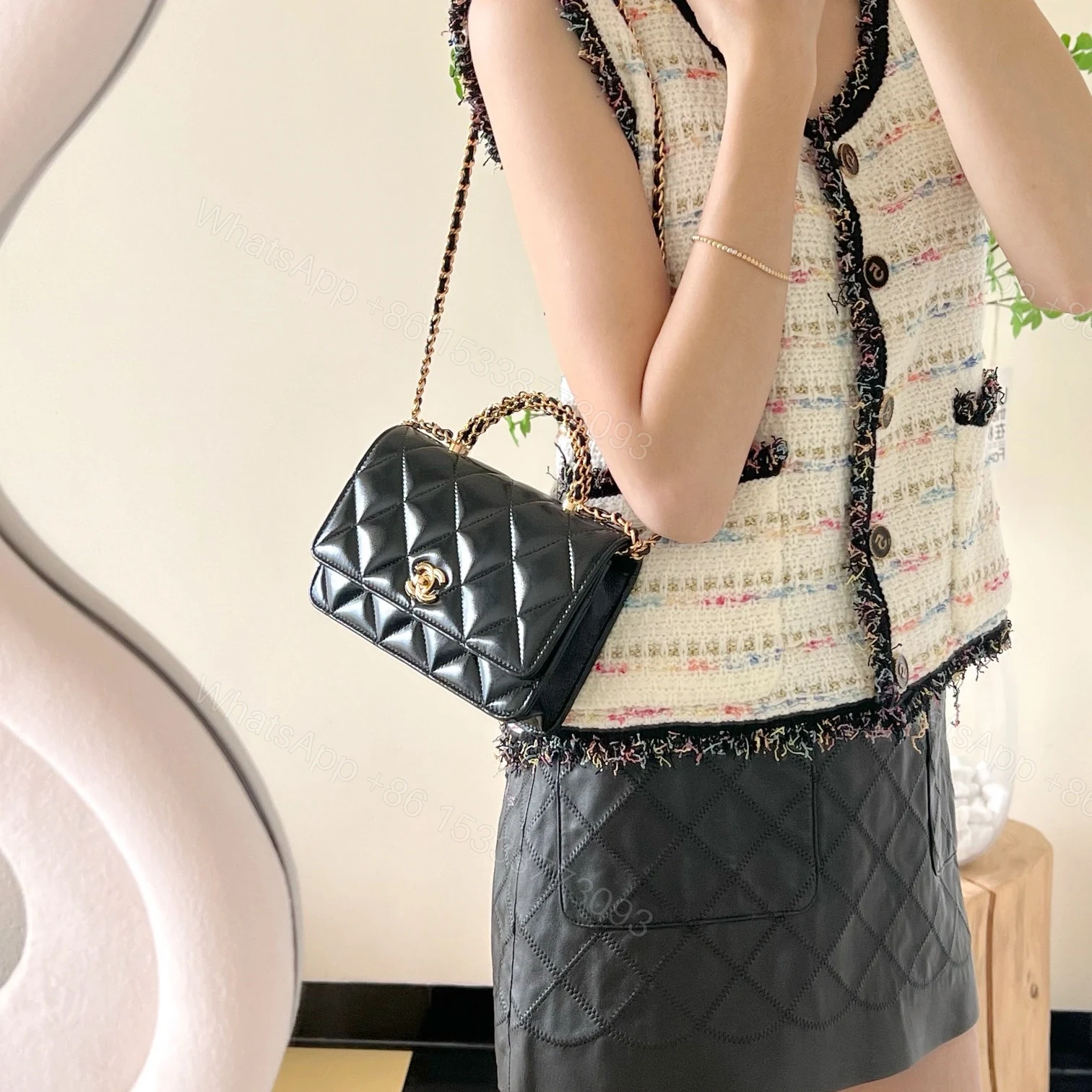 View 18 of 高仿Chanel*24B系列AS4166小羊皮郵差包黑色免檢版