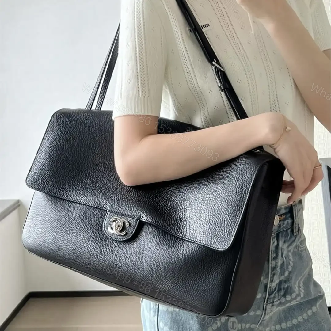 View 20 of 高仿Chanel*26S系列AS6233粒面小牛皮翻蓋包黑色超大號免檢版