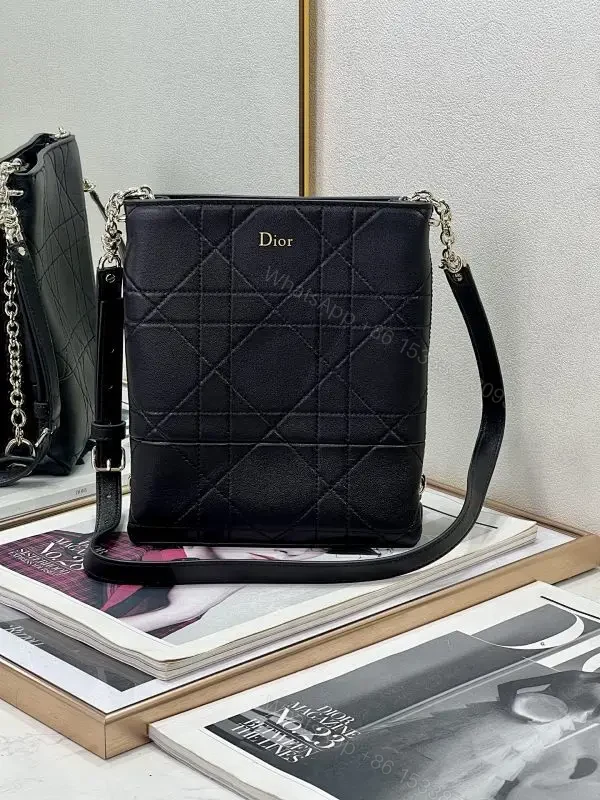 Chic Quilted Crossbody: Compact Luxury, All-Day Versatility — view 1