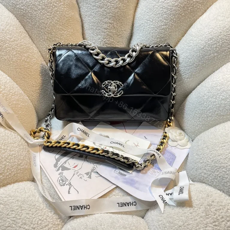 Chic Quilted Flap Bag: Signature Chain, Leather, Day-to-Night — view 1
