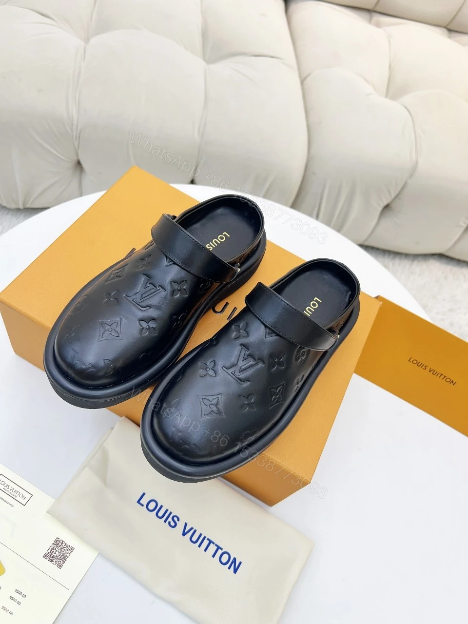 LV 精品仿製黑色穆勒鞋 Monogram浮雕設計 — view 1