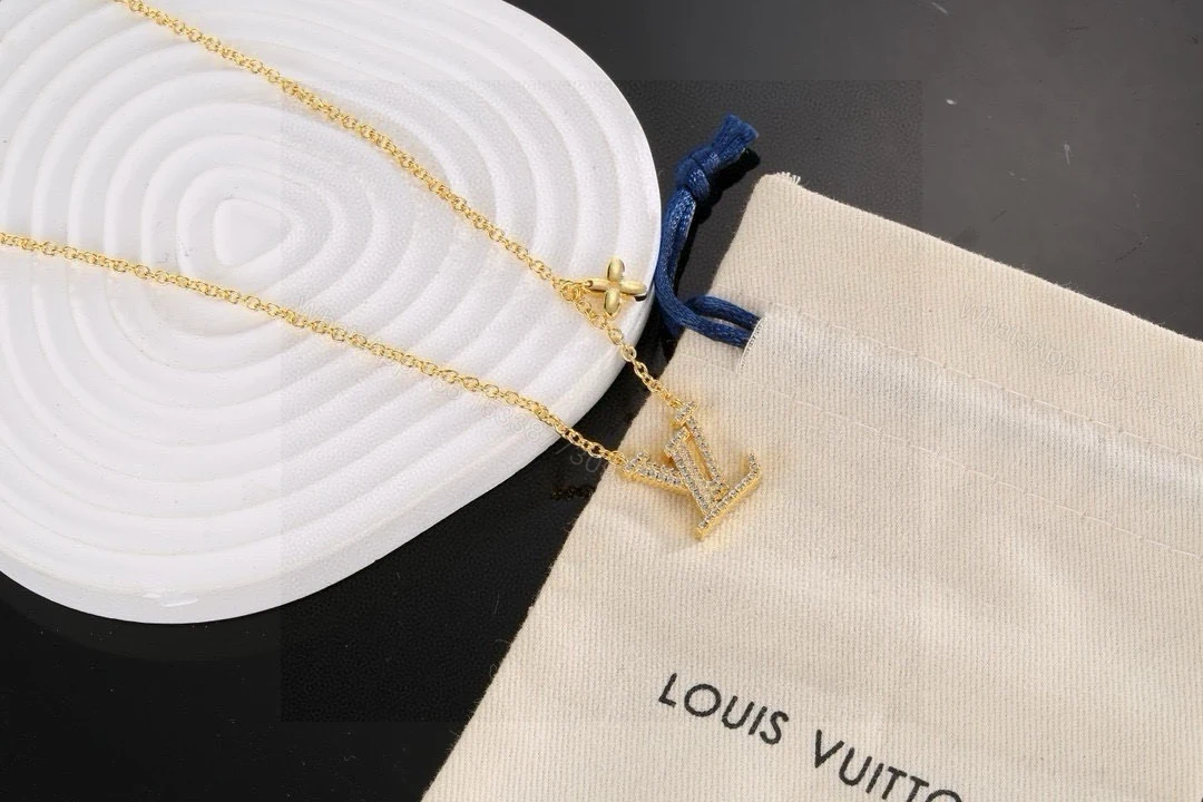LV 一比一金色Logo項鍊 單鑽花點綴簡約風格 — view 1