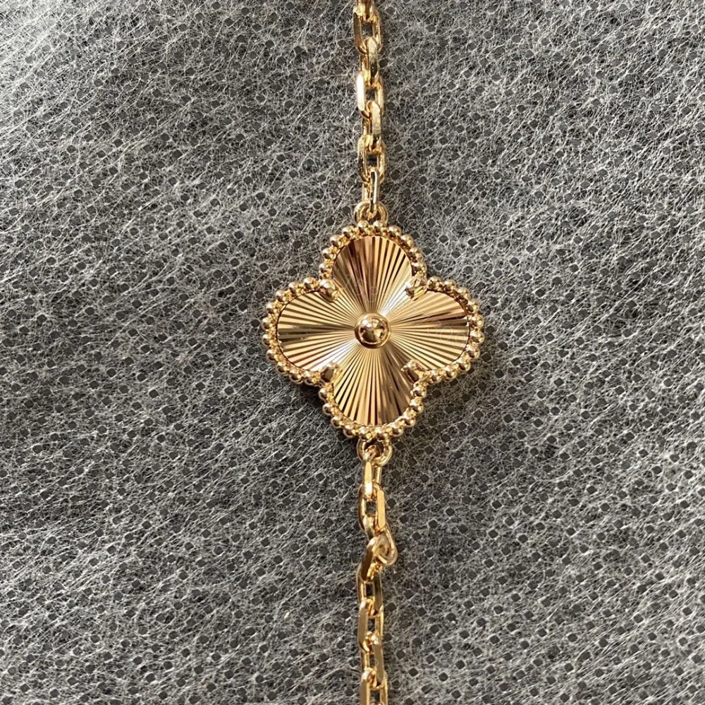 View 9 of 高仿首飾VanCleef&Arpels*RP7RP00玉髓五花手鏈