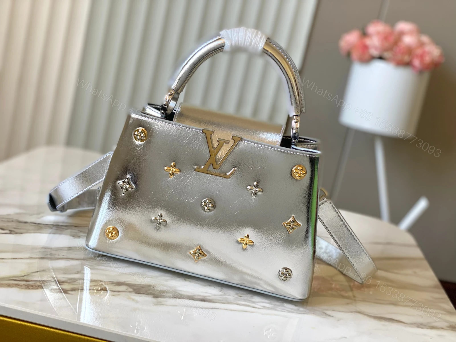 LV 原單 女款 Pillow 托特包 銀色金屬光澤 大容量設計 時尚通勤款 — view 1