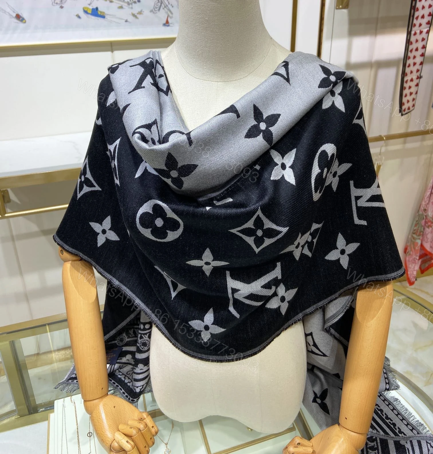 EN – Luxury LUV Scarf 005 — view 1
