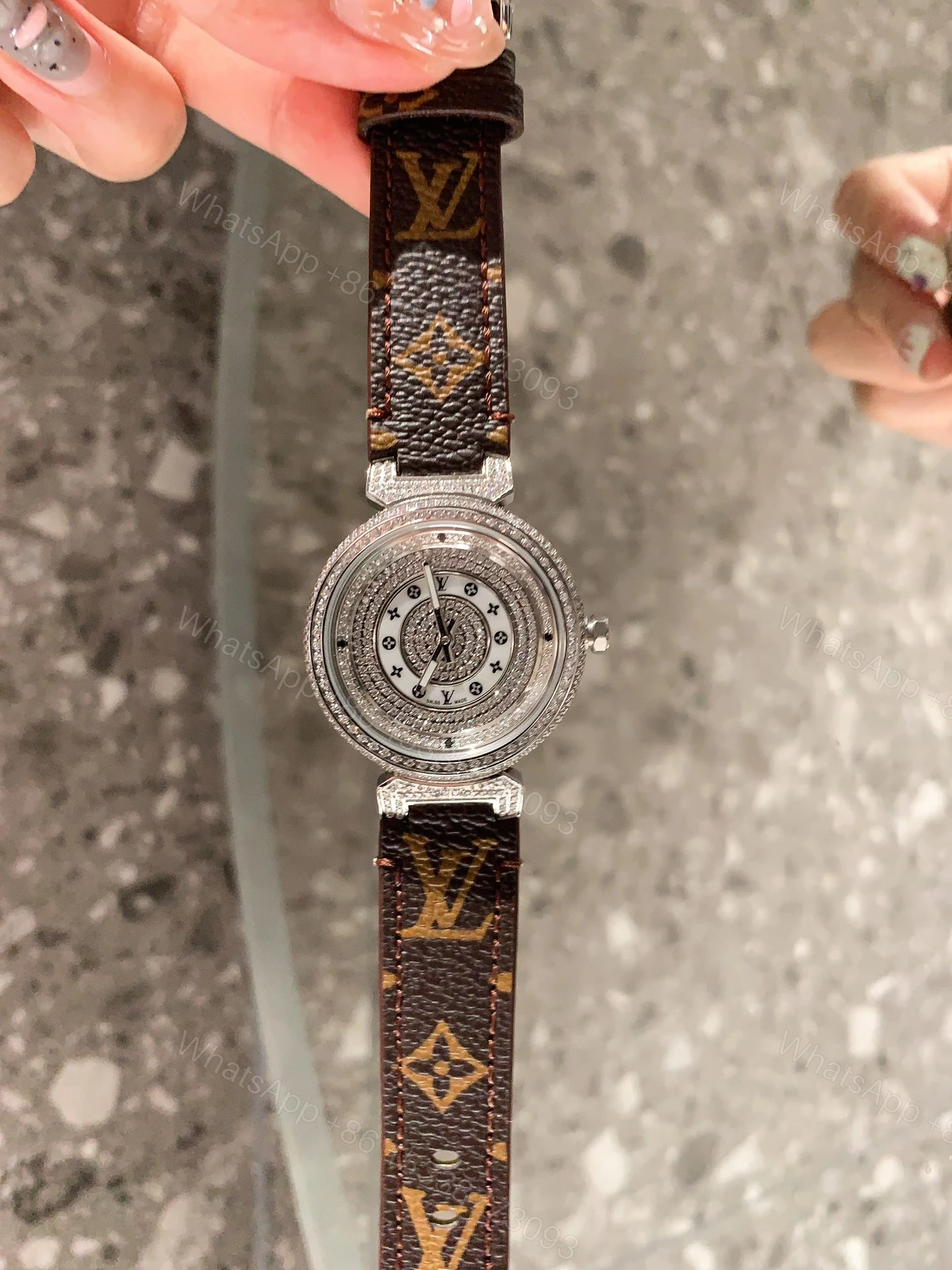 LV 高仿 女款 Monogram 經典皮帶手錶 簡約百搭款 — view 1