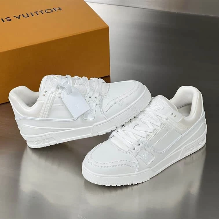View 2 of LOUIS VUITTON SNEAKER – LSVT305
